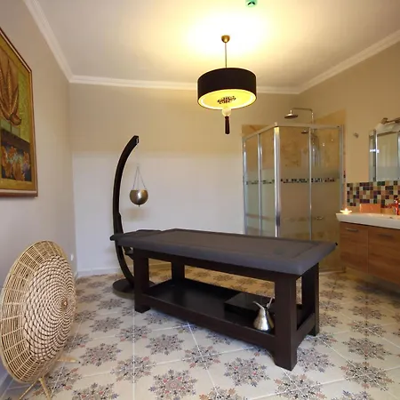 מלון & (adults Only)